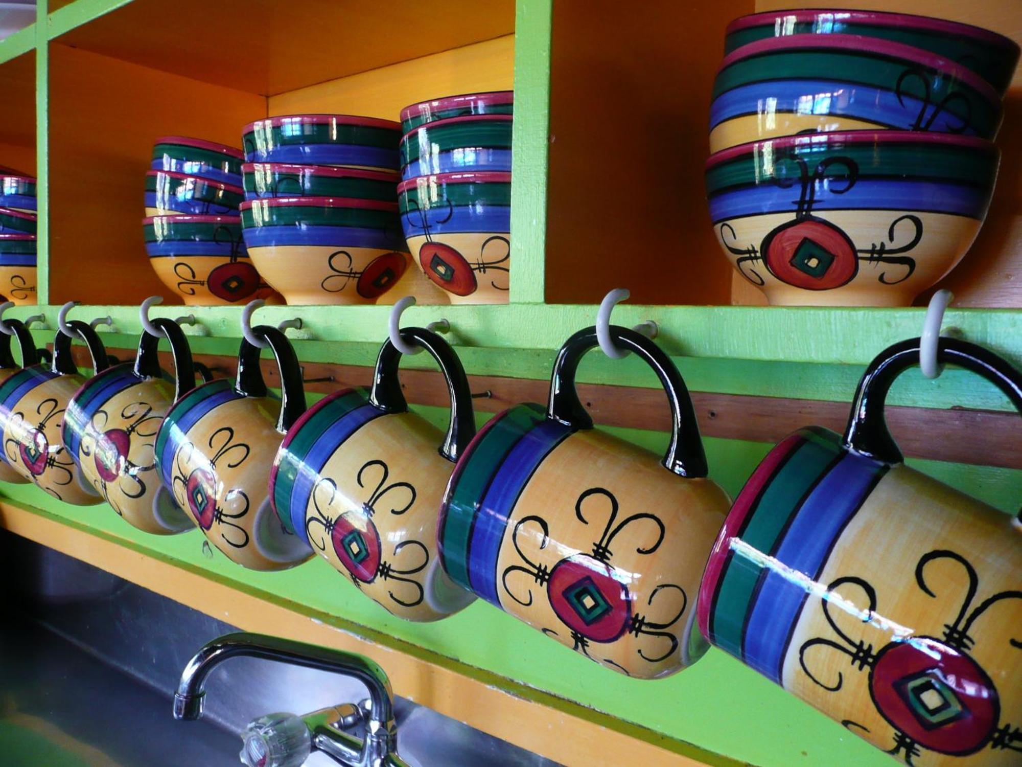 Global Village Travellers Lodge Greymouth Exterior foto A typical display of coffee mugs at a Panera Bread