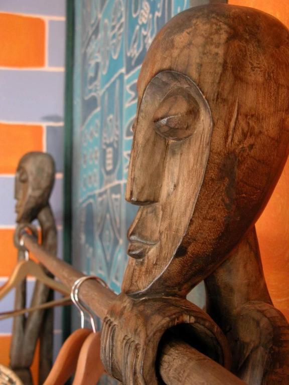 Global Village Travellers Lodge Greymouth Cameră foto African masks