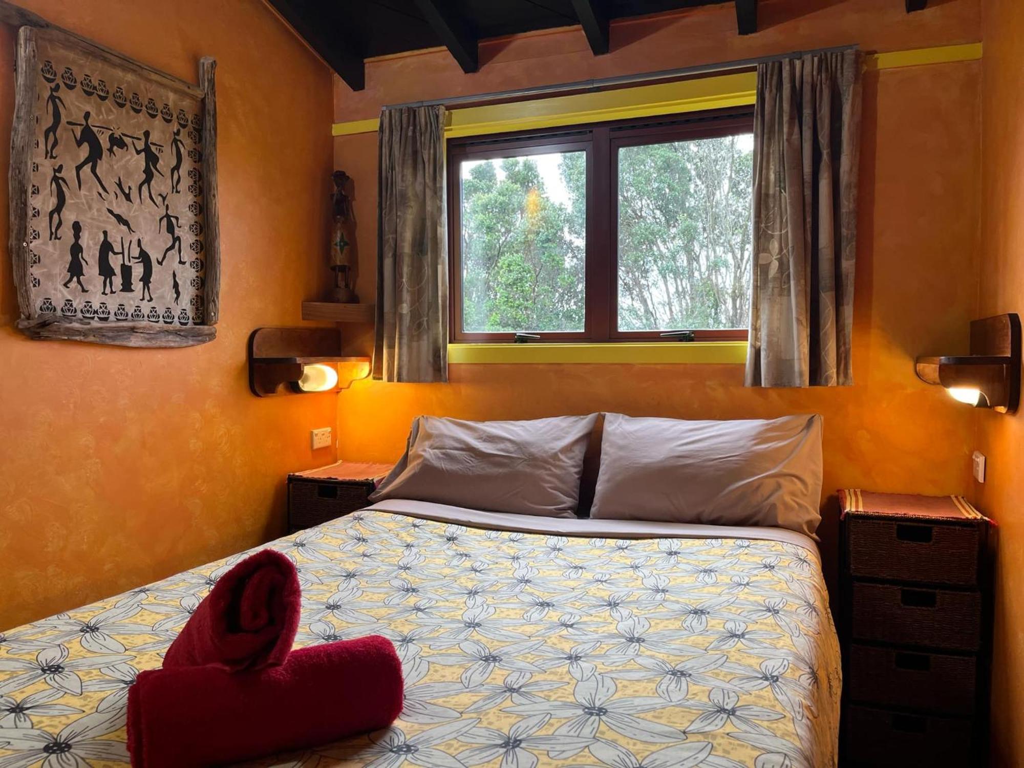 Global Village Travellers Lodge Greymouth Exterior foto A bedroom at the Treehouse