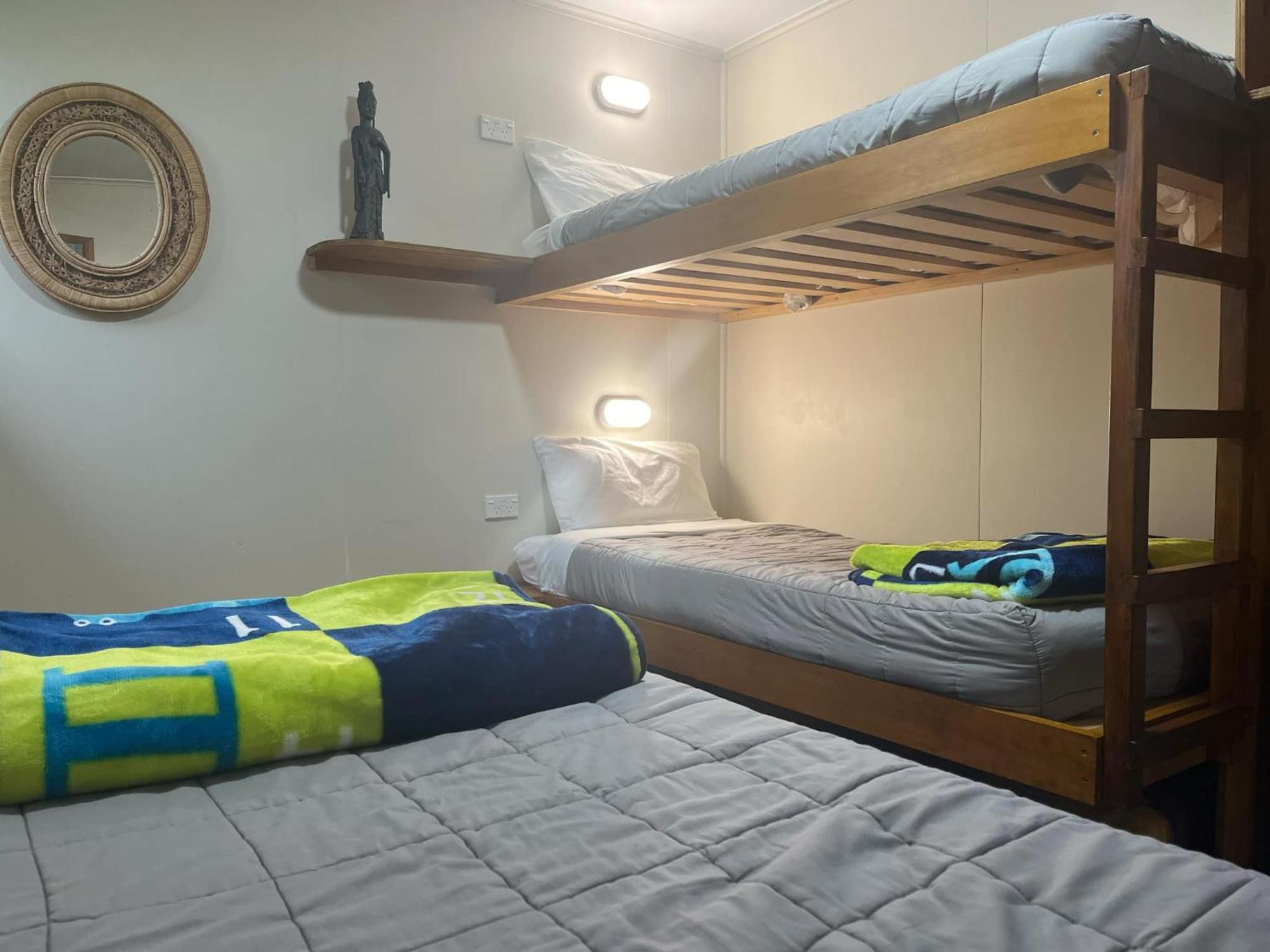 Global Village Travellers Lodge Greymouth Exterior foto A bunk bed with a double bed underneath