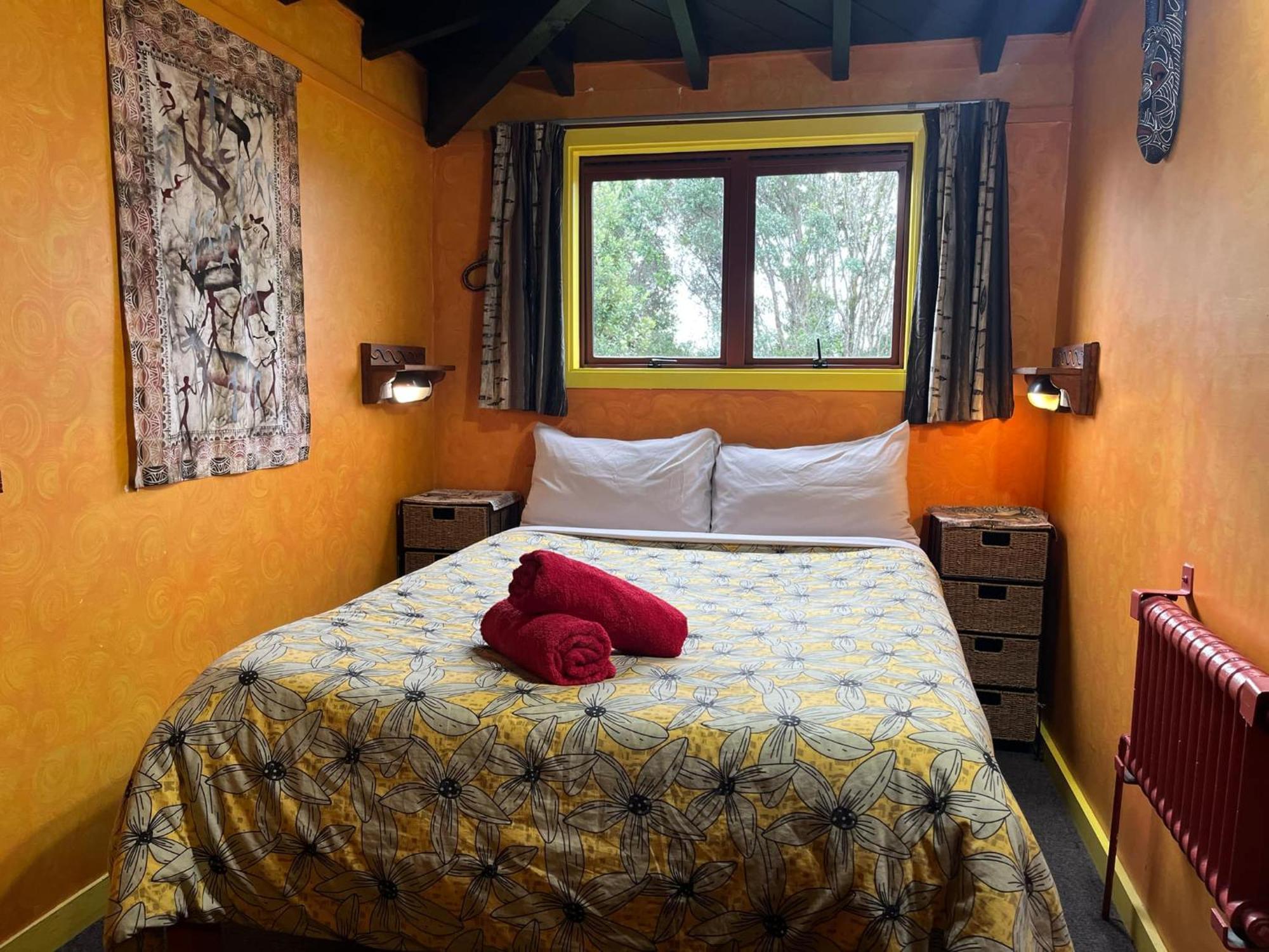 Global Village Travellers Lodge Greymouth Exterior foto The bedroom of the Treehouse