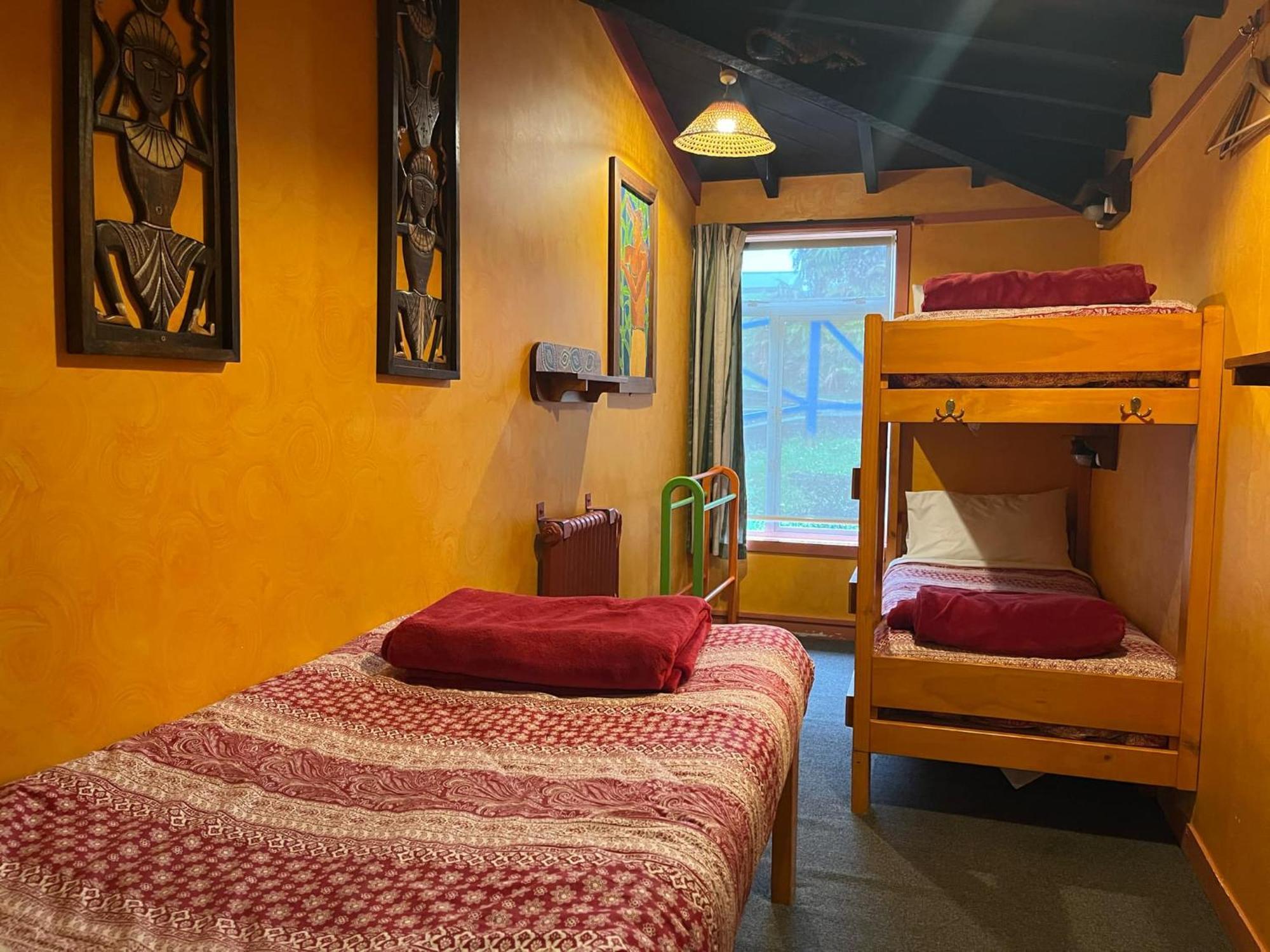 Global Village Travellers Lodge Greymouth Exterior foto A typical hostel room