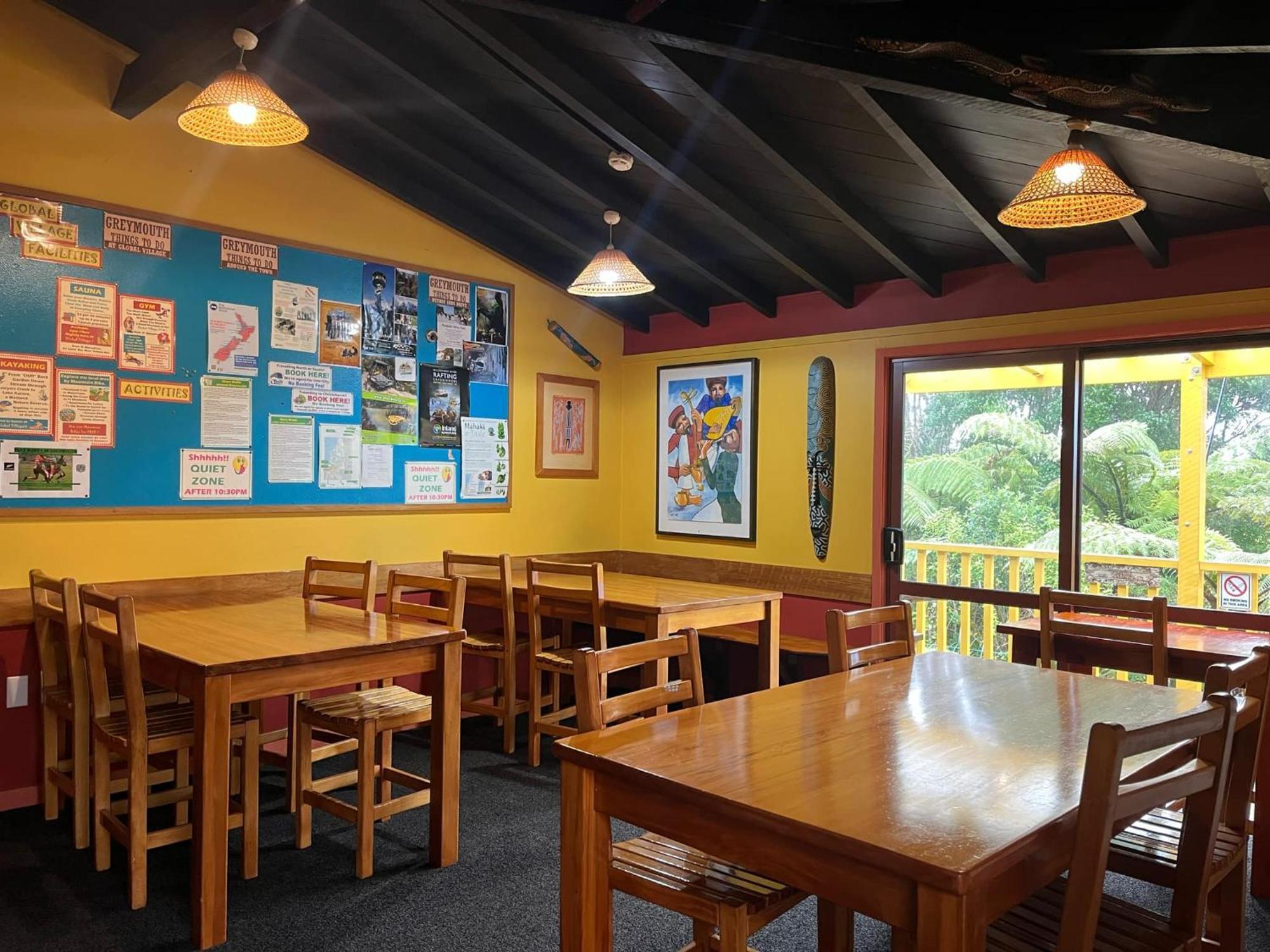 Global Village Travellers Lodge Greymouth Exterior foto The interior of the cafe at the centre