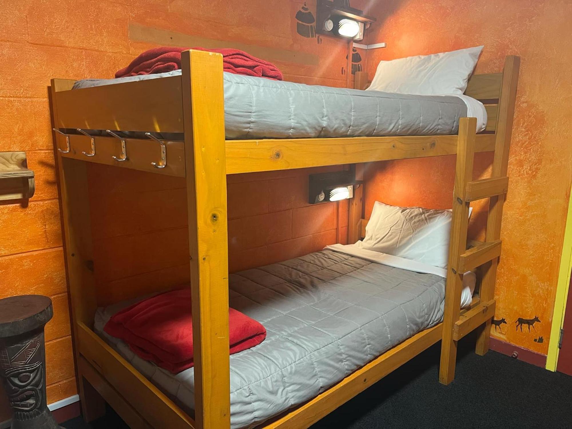 Global Village Travellers Lodge Greymouth Exterior foto A bunk bed