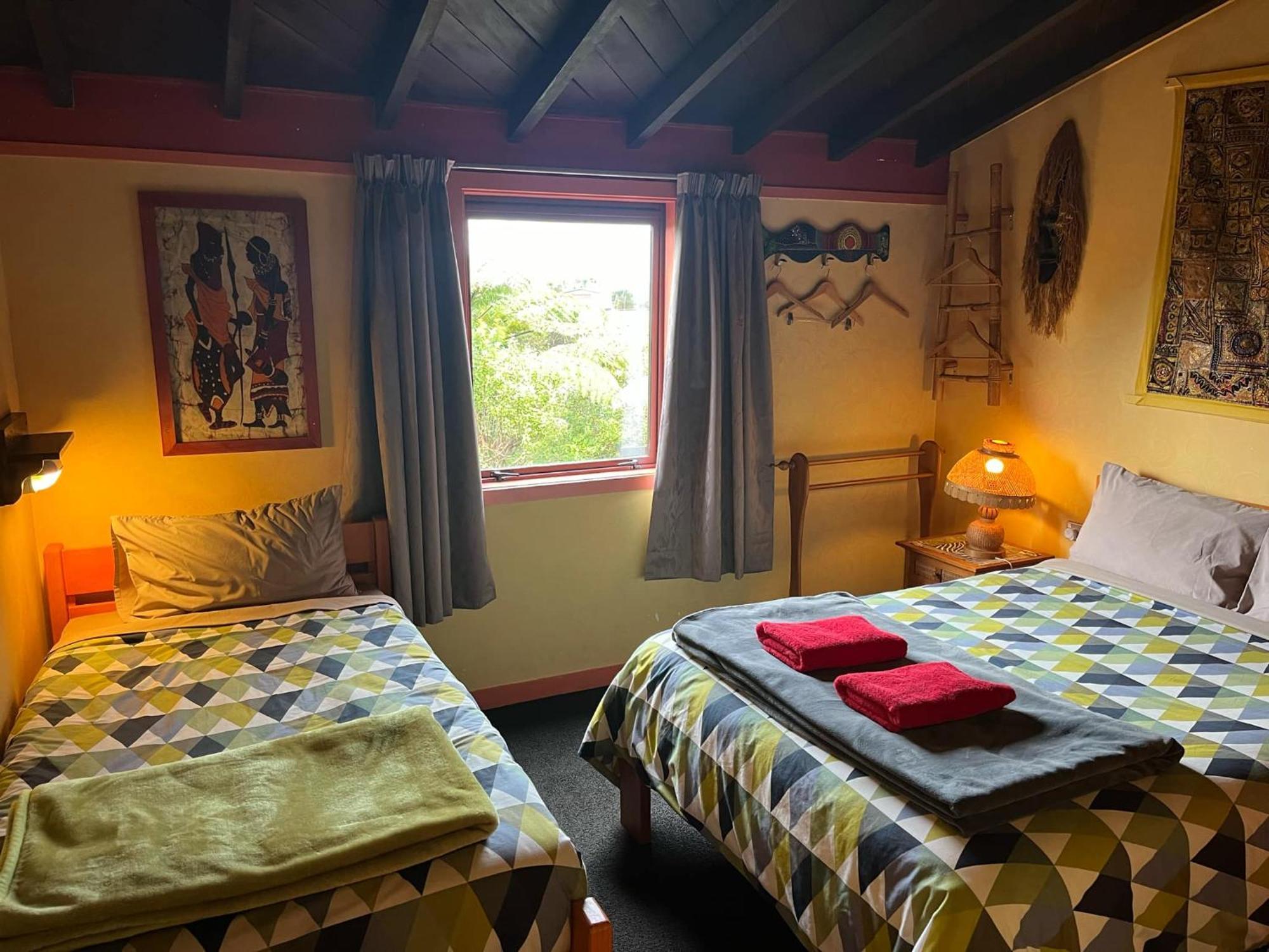 Global Village Travellers Lodge Greymouth Exterior foto A room at the hostel