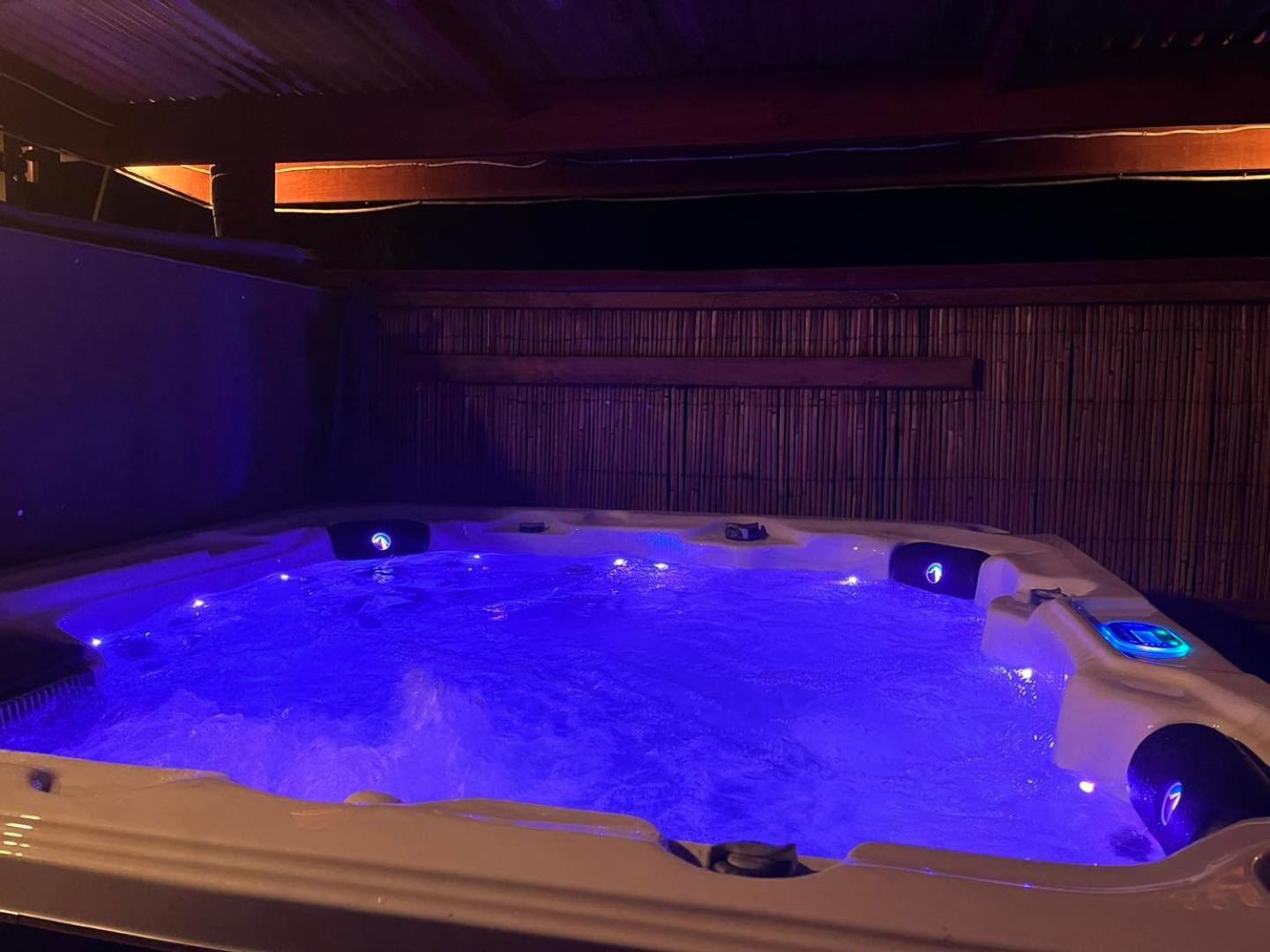 Global Village Travellers Lodge Greymouth Exterior foto A hot tub with blue lighting