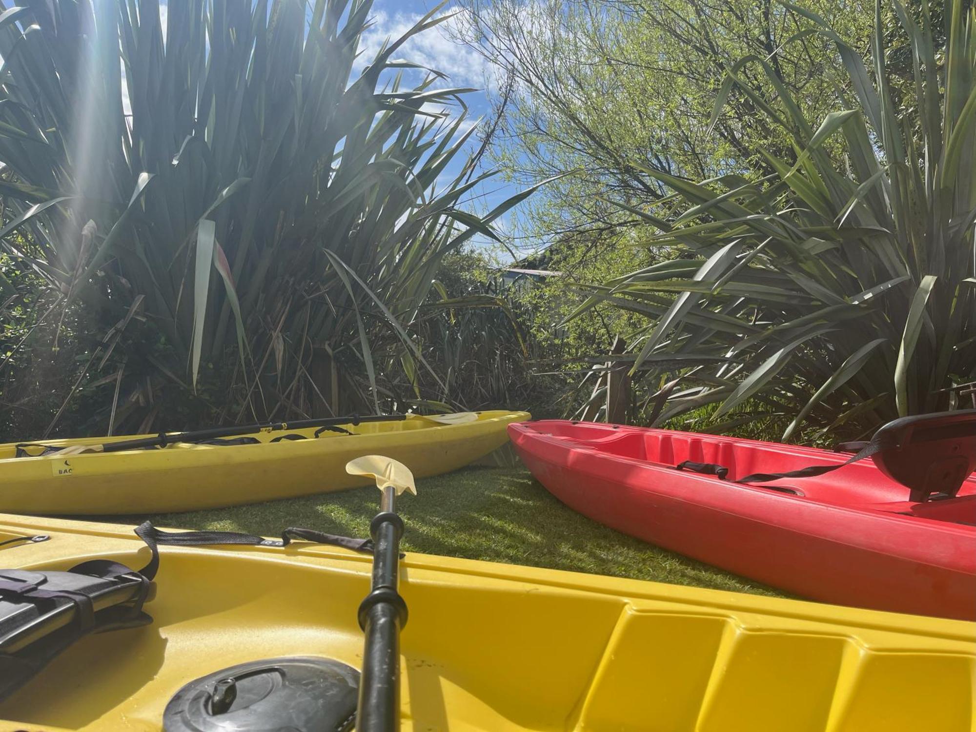 Global Village Travellers Lodge Greymouth Exterior foto Kayaks at the start of the trip