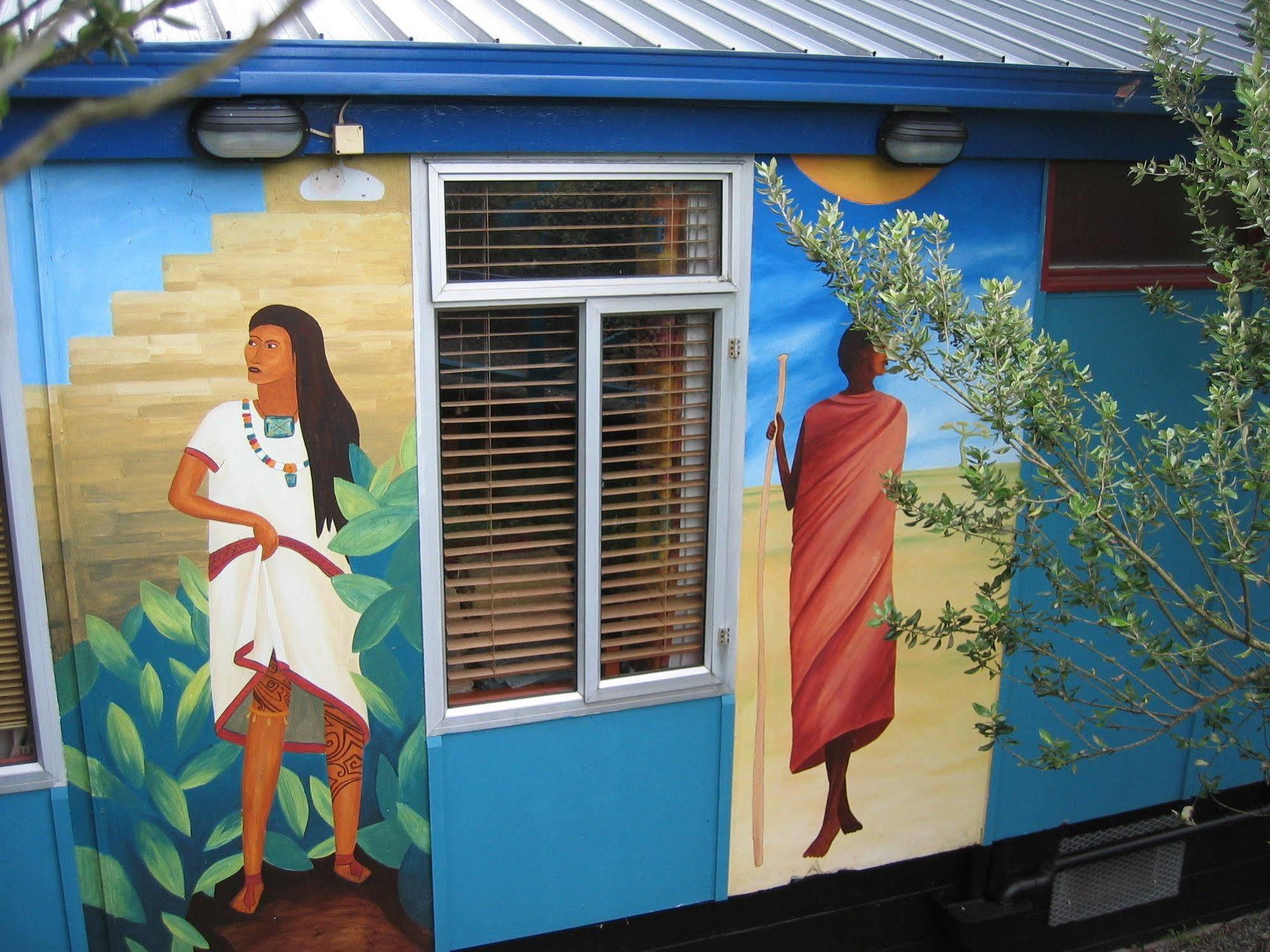 Global Village Travellers Lodge Greymouth Exterior foto Mural at the International Center