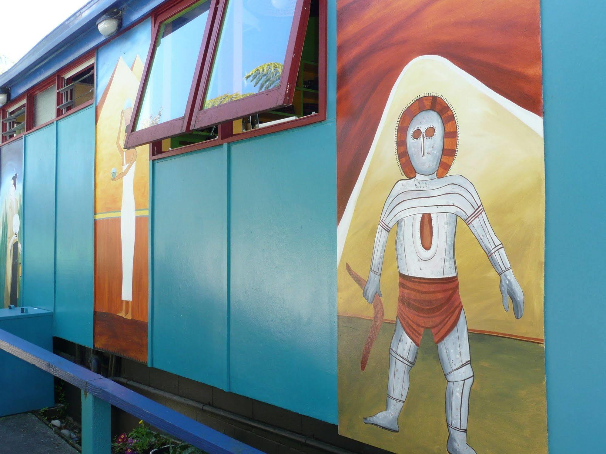 Global Village Travellers Lodge Greymouth Exterior foto The Tin Man, a character from The Wizard of Oz, is depicted on the side of the Tin Man Motel in Clinesville, Texas.