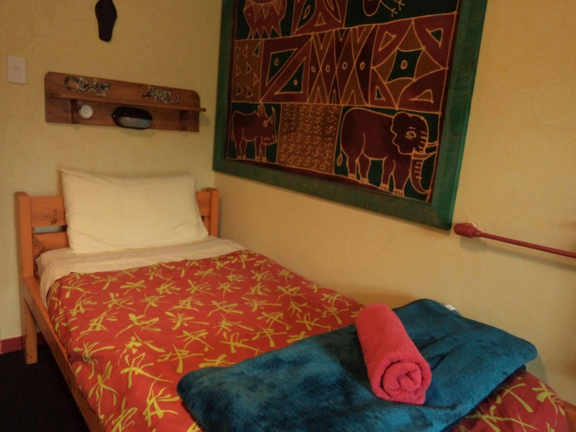 Global Village Travellers Lodge Greymouth Exterior foto A single bed