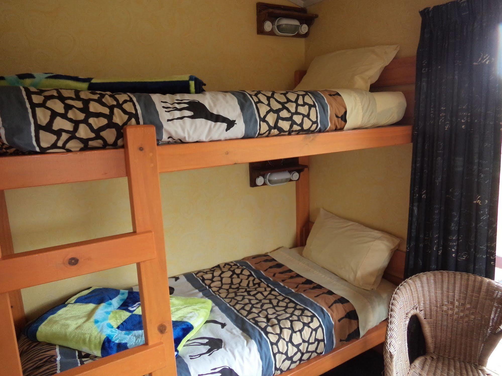 Global Village Travellers Lodge Greymouth Exterior foto A bunk bed