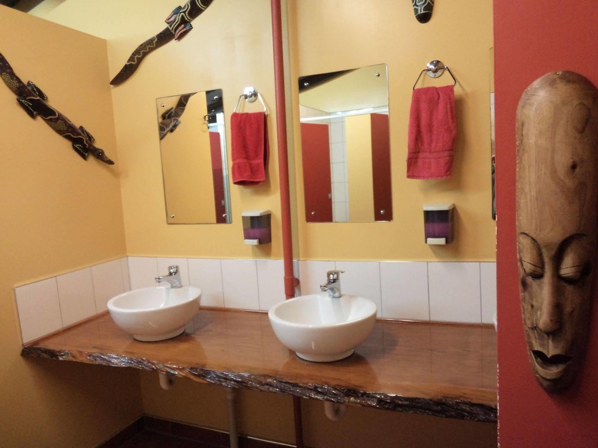 Global Village Travellers Lodge Greymouth Exterior foto Bathroom at the hotel