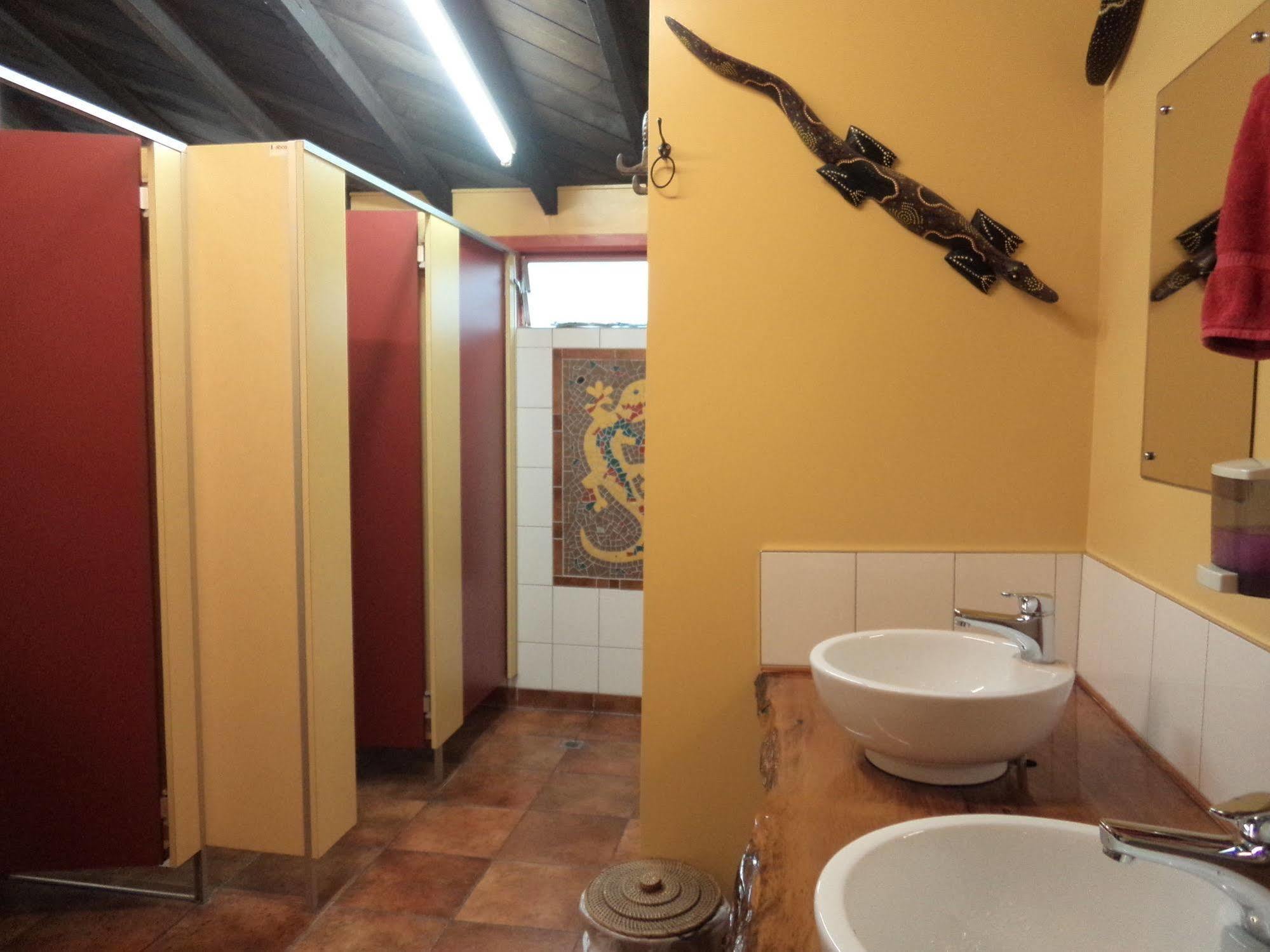 Global Village Travellers Lodge Greymouth Exterior foto Bathroom in a hostel