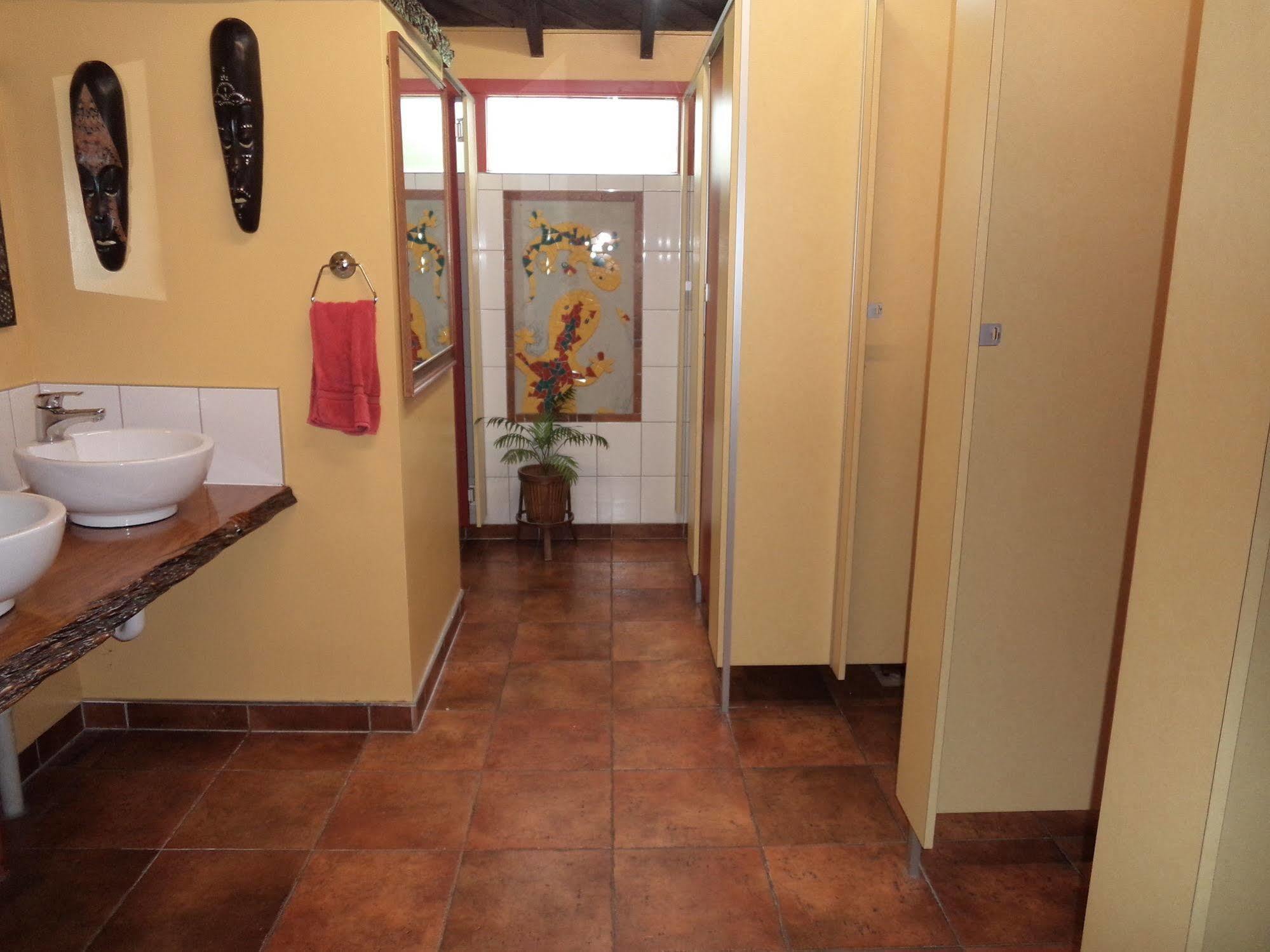 Global Village Travellers Lodge Greymouth Exterior foto A shower room