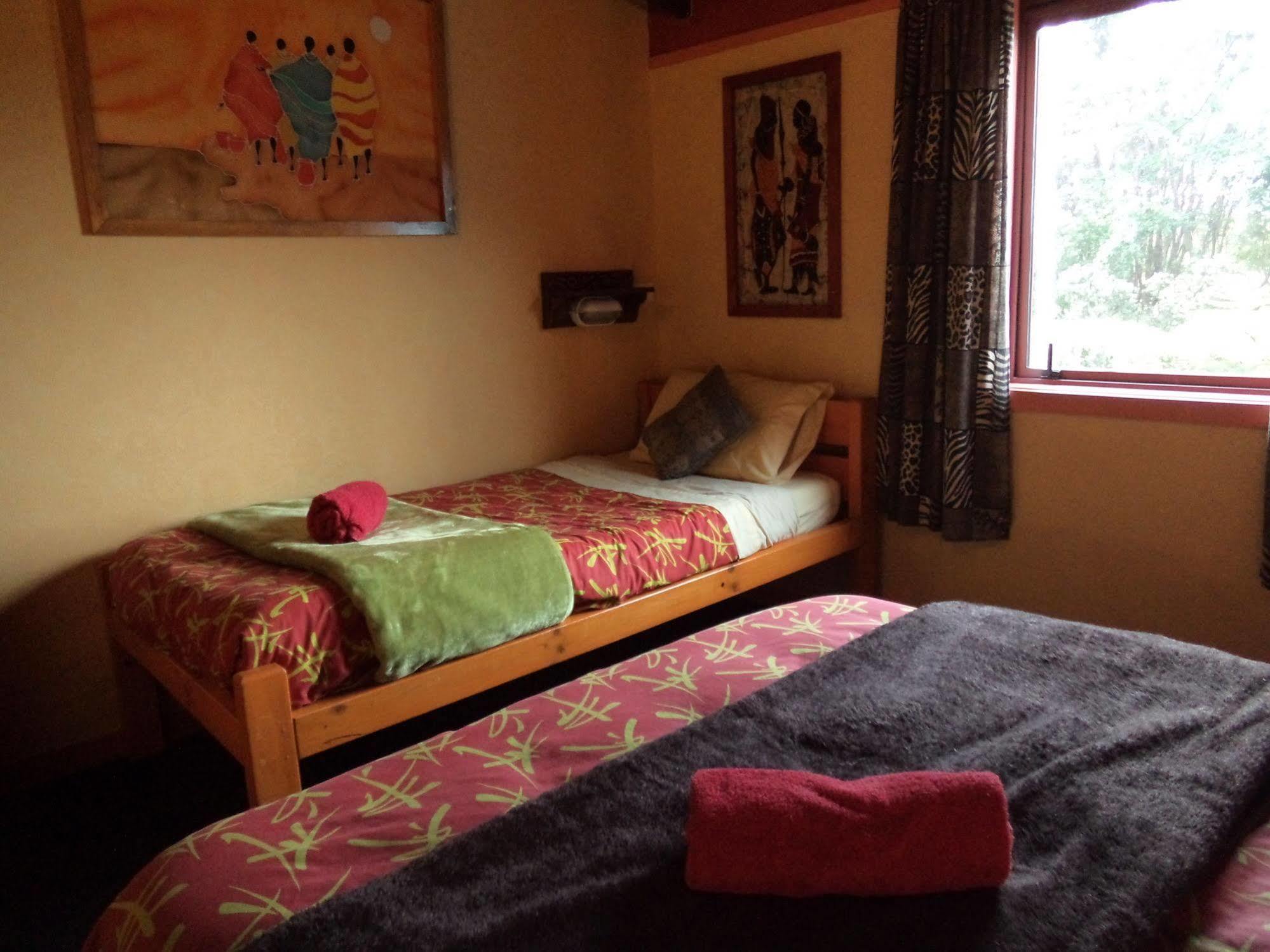 Global Village Travellers Lodge Greymouth Exterior foto A room at the lodge