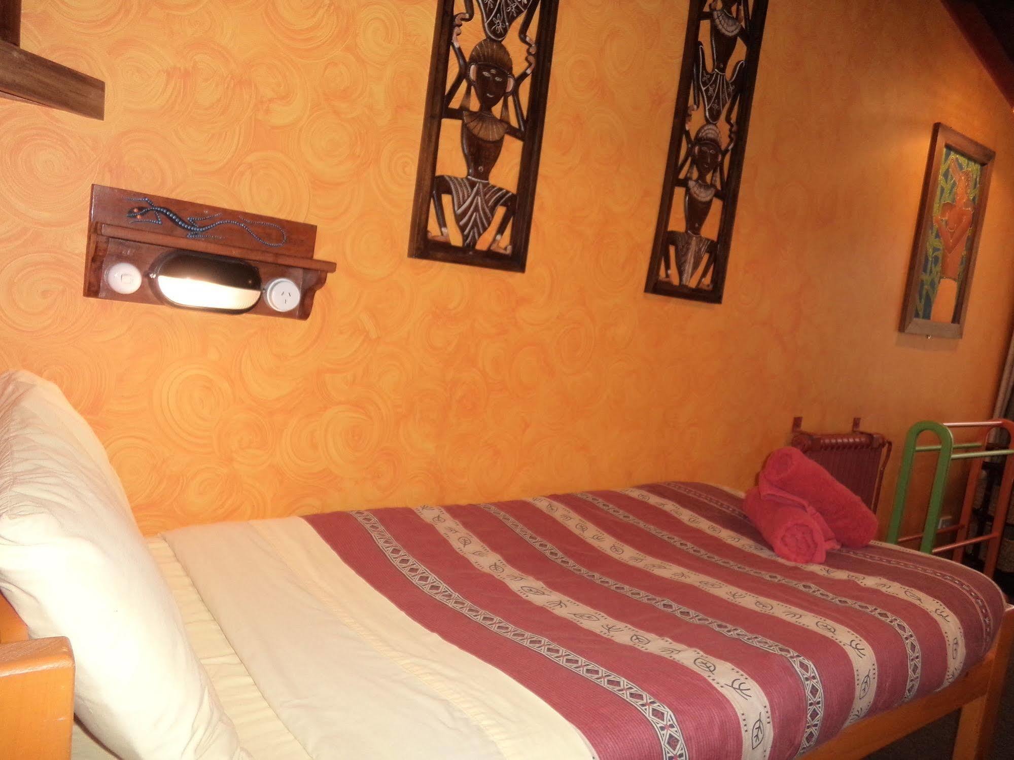 Global Village Travellers Lodge Greymouth Exterior foto A room at the hotel