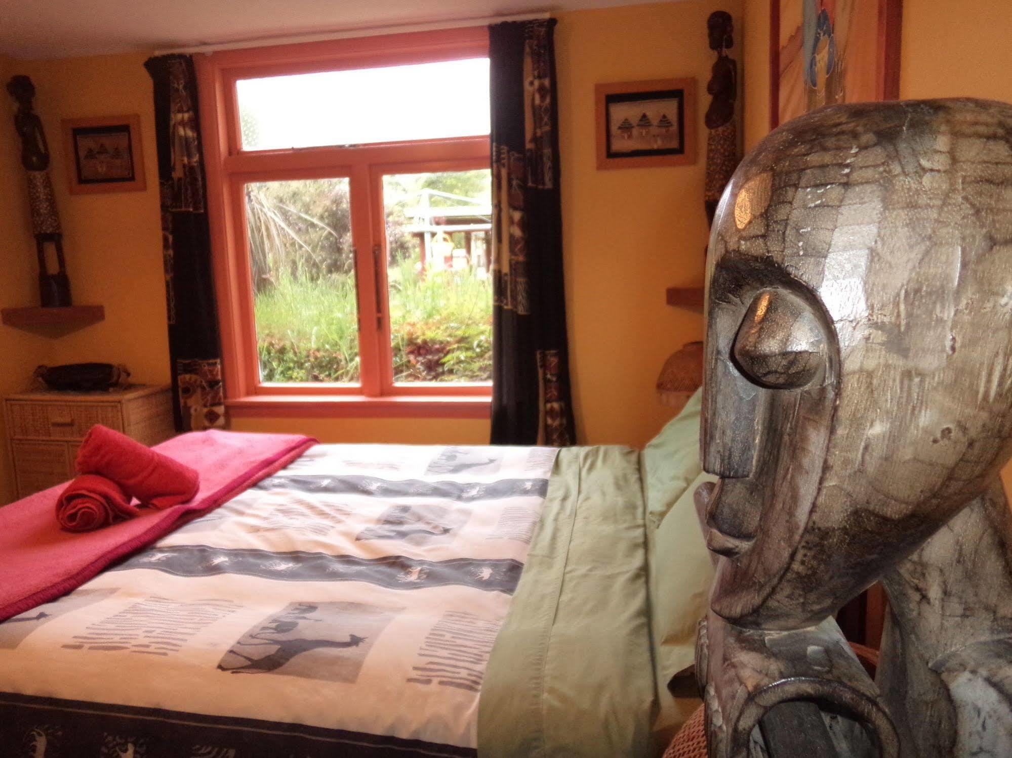 Global Village Travellers Lodge Greymouth Exterior foto The bedroom at the Treehouse