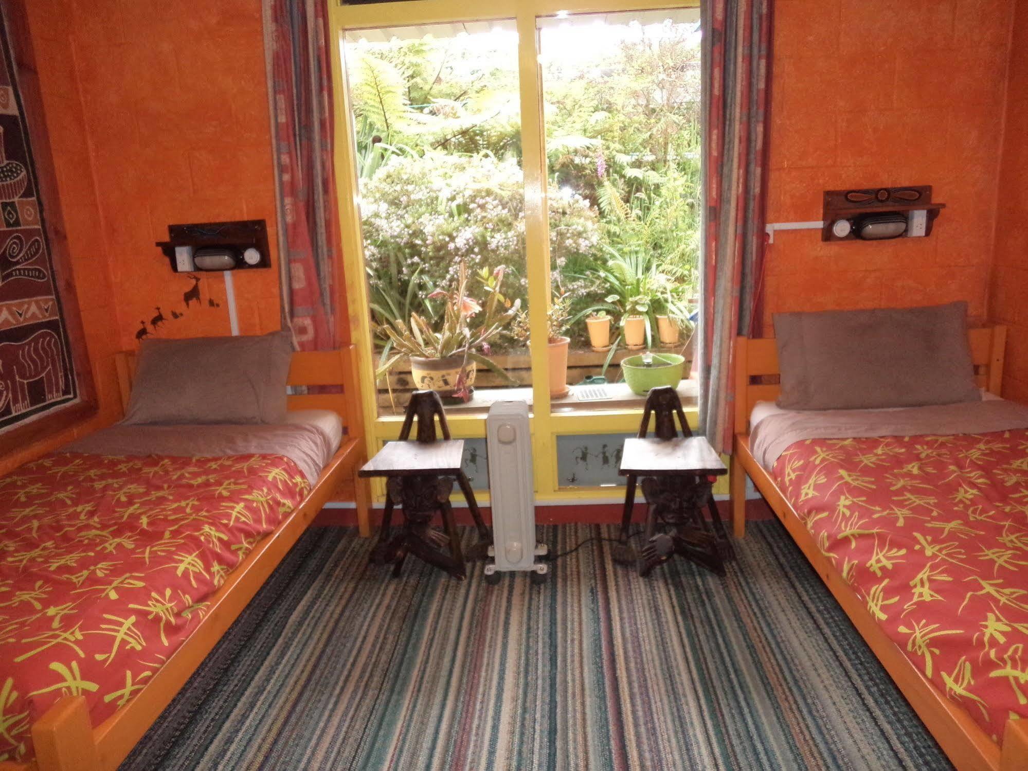 Global Village Travellers Lodge Greymouth Exterior foto A typical room at the hostel